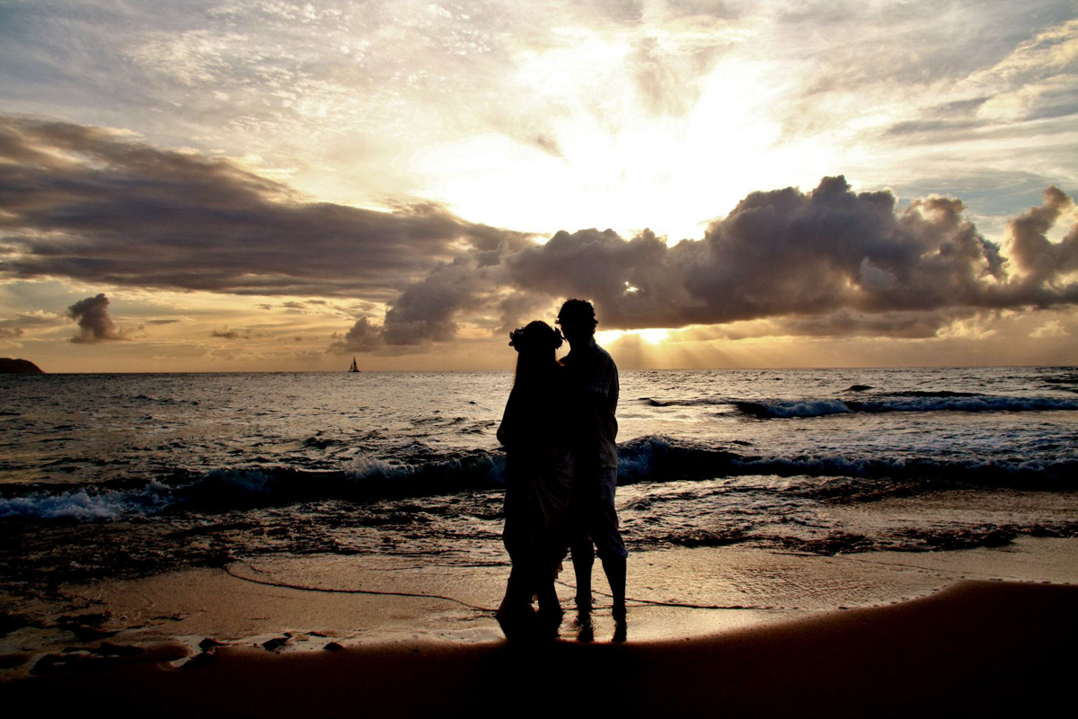 Hawaii wedding bride and groom